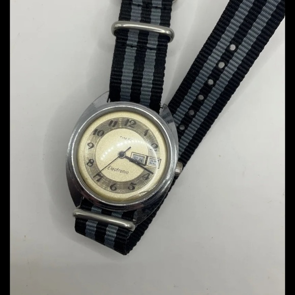Vintage 1972 Timex UFO flying Saucer Electronic Mens Watch - Picture 2 of 3